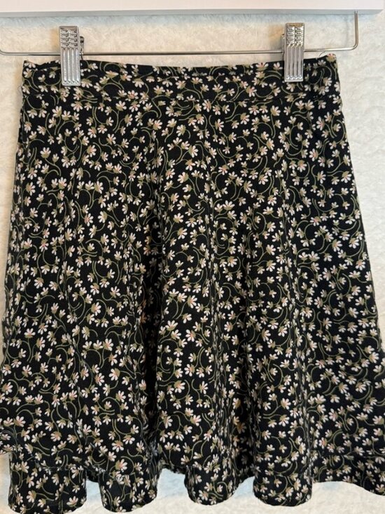 Dresses & Skirts - Floral Skirt. Size medium.